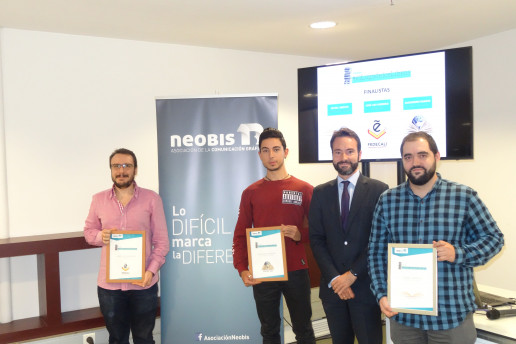 Álvaro García, presidente de neobis con los 3 finalistas