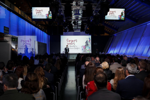 Álvaro García, Presidente de neobis da la bienvenida al evento de navidad de la Comunicación Gráfica